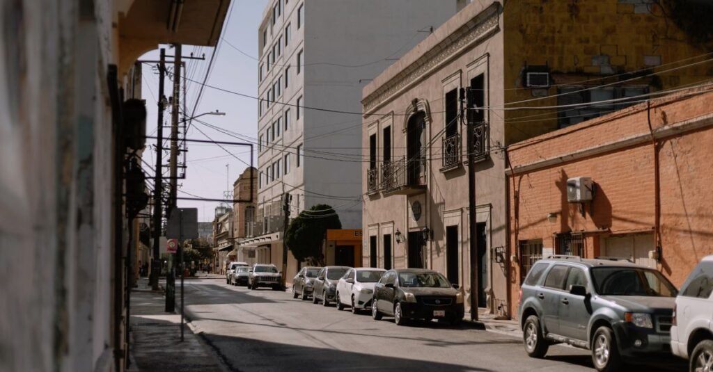 Dos mujeres conversando cerca de una pared colorida en Ciudad de México, destacando la vida urbana y la interacción.
