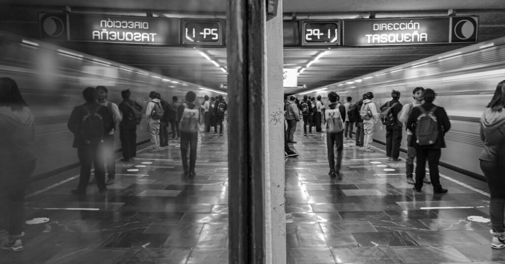 Captura dinámica de un tren de metro en movimiento a gran velocidad en Nueva York, que muestra el dinamismo del transporte urbano.