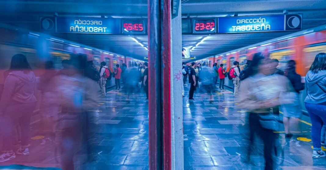 Metro CDMX ampliará servicio hasta la 1:00 horas en Líneas 1, 2 y 3 por el Grito de Independencia Edificio de esquina con señales del SEP en el paisaje urbano de la Ciudad de México.
