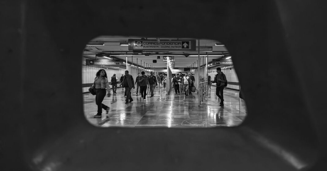 Línea 9 del Metro reanuda servicio tras rescate de usuaria atrapada en Pantitlán Edificio de esquina con señales del SEP en el paisaje urbano de la Ciudad de México.
