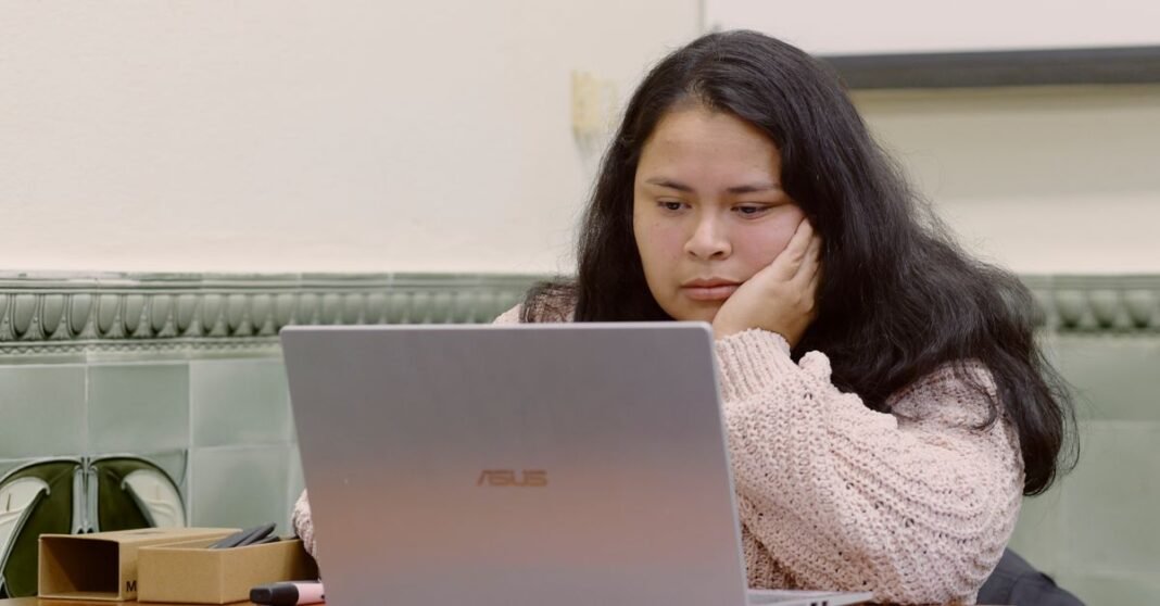 El Tec impulsa la personalización del aprendizaje con inteligencia artificial Interior de laboratorio contemporáneo con escritorios y equipo, perfecto para fines educativos.