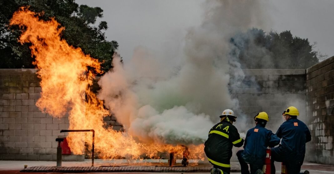 Bomberos de CDMX reportan 167 emergencias atendidas durante los festejos patrios Grupo de bomberos en entrenamiento, utilizando una manguera de agua durante un simulacro, haciendo hincapié en el trabajo en equipo y la seguridad.