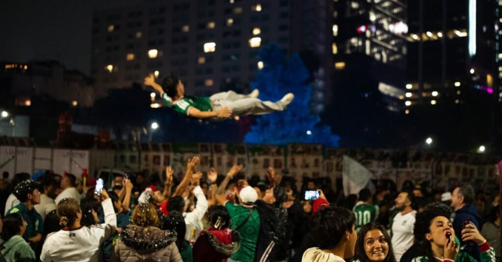 Vibrante multitud de fanáticos del fútbol animando en un estadio de Córdoba, Argentina.
