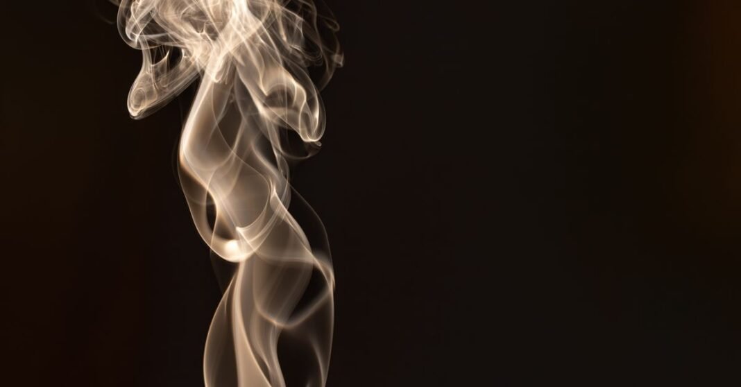 Imagen ilustrativa: El Niño se intensifica y eleva los riesgos de salud para más de 5.2 millones de personas en las Américas Elegantes estelas de humo se arremolinan con gracia sobre un fondo oscuro, creando una imagen visual fascinante y artística.