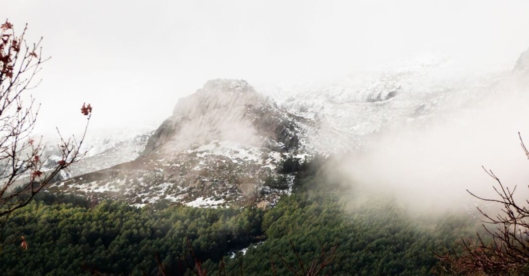 Majestuosas vistas de la montaña con nieve y bosque de pinos, Castilla-La Mancha, España.
