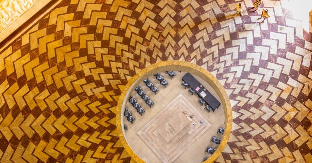 Intrincados diseños en forma de chevrón vistos desde arriba en el Monumento Voortrekker, Pretoria, Sudáfrica.