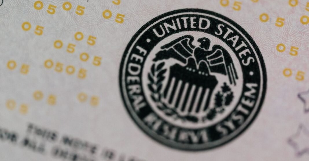 Imagen ilustrativa: La Fed eleva su tasa a un rango de 3.75% a 4% ante una inflación persistente Toma macro detallada del sello del Sistema de la Reserva Federal de los Estados Unidos en moneda papel.