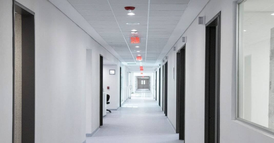 Publican en el DOF decreto para crear el Servicio Universal de Salud en México Una verja rústica de hierro en una pared texturizada con un cartel de advertencia, capturada a plena luz del día.