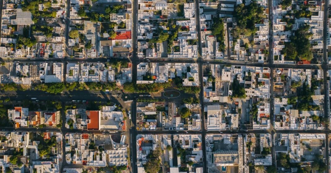 Defensa reporta cuatro drones inhabilitados en la frontera Tijuana-San Diego durante operación binacional Un dron elegante captura el cielo en acción con un fondo azul claro, mostrando la tecnología moderna.