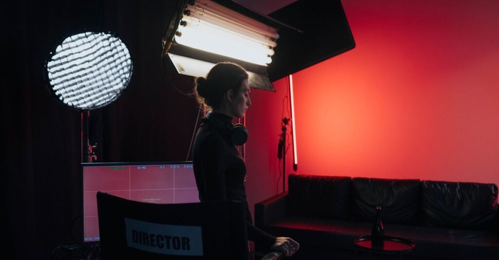 Un director en un estudio con iluminación y equipo, creando una atmósfera cinematográfica.
