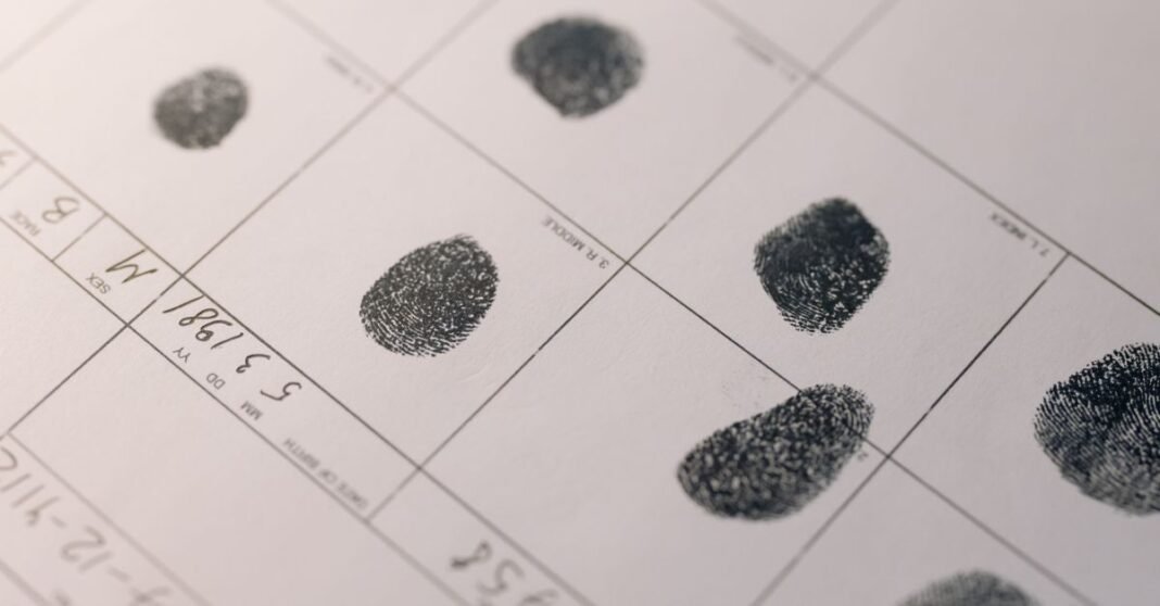México arranca el registro de la CURP biométrica y abre la puerta a una identificación con datos únicos Huellas dactilares detalladas en un documento oficial, destacando el proceso de verificación de identidad.