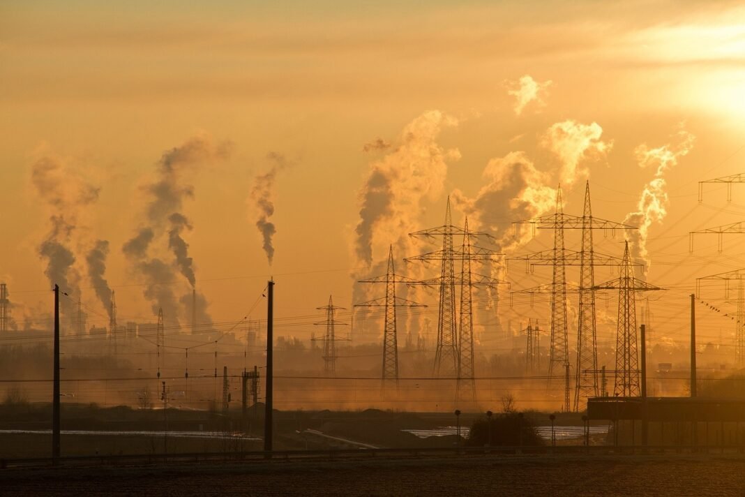 Activan contingencia por ozono en el Valle de México; aplica Doble Hoy No Circula este domingo Vista ilustrativa de tránsito vehicular bajo condiciones de contaminación atmosférica en una ciudad.