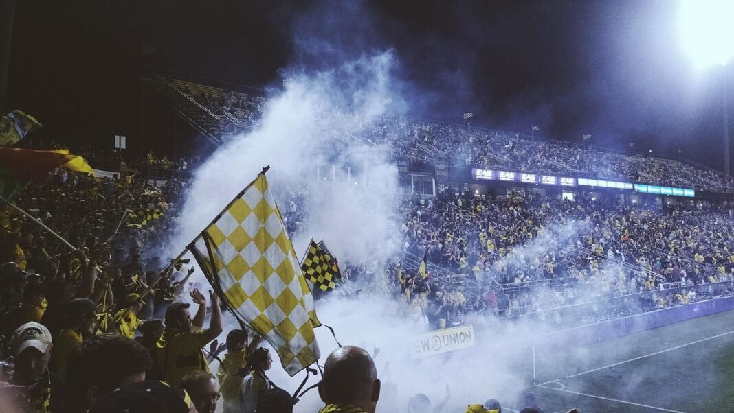 Iniciativa para restablecer ascenso y descenso podría resolverse en el Senado antes de diciembre Aficionados en las gradas de un estadio de futbol durante un partido