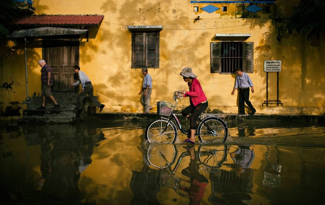 Lluvias del 2 de septiembre de 2025 provocaron inundaciones y afectaciones viales en la CDMX Calle urbana con acumulación de agua durante una lluvia intensa, usada como imagen ilustrativa.