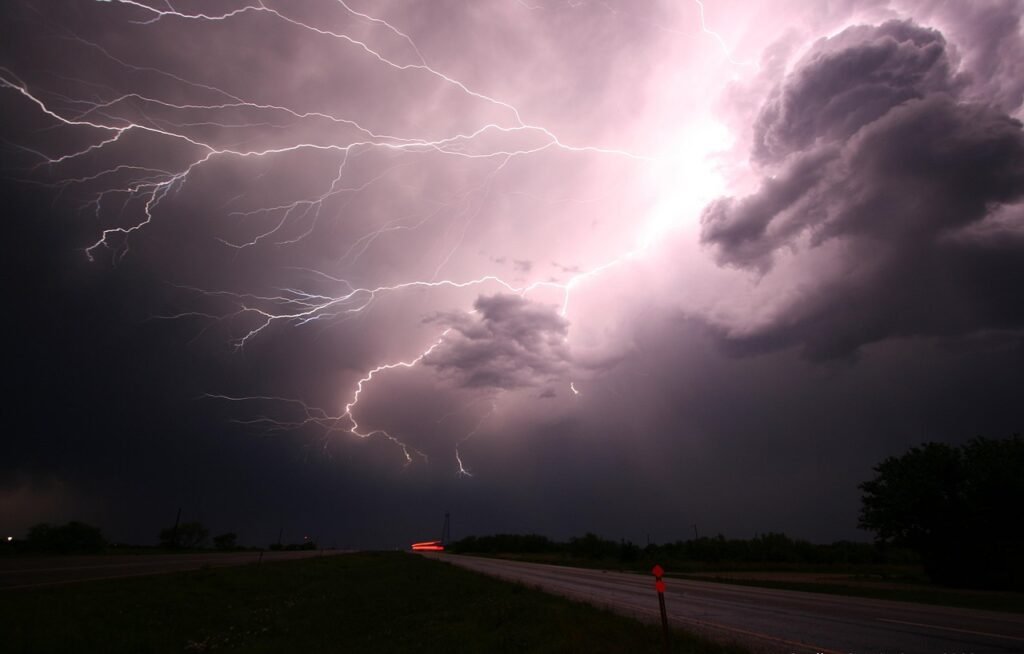Tormenta con relámpagos sobre una zona urbana durante la noche.