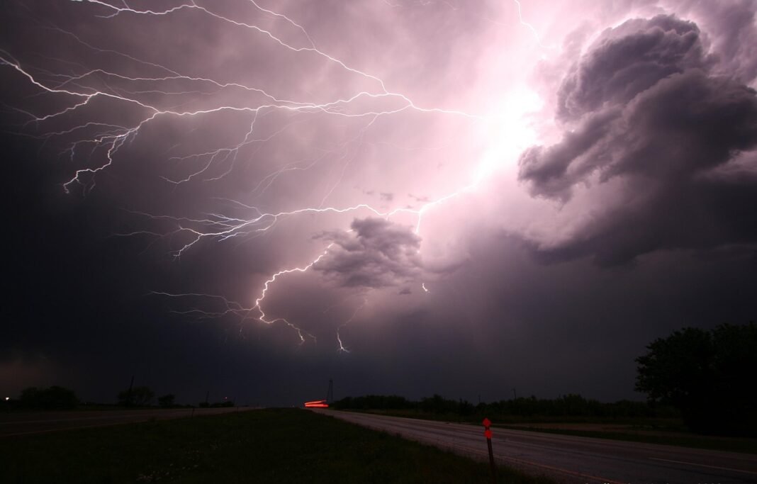 Activan Alerta Amarilla en toda la CDMX por lluvias fuertes, granizo y actividad eléctrica Tormenta con relámpagos sobre una zona urbana durante la noche.